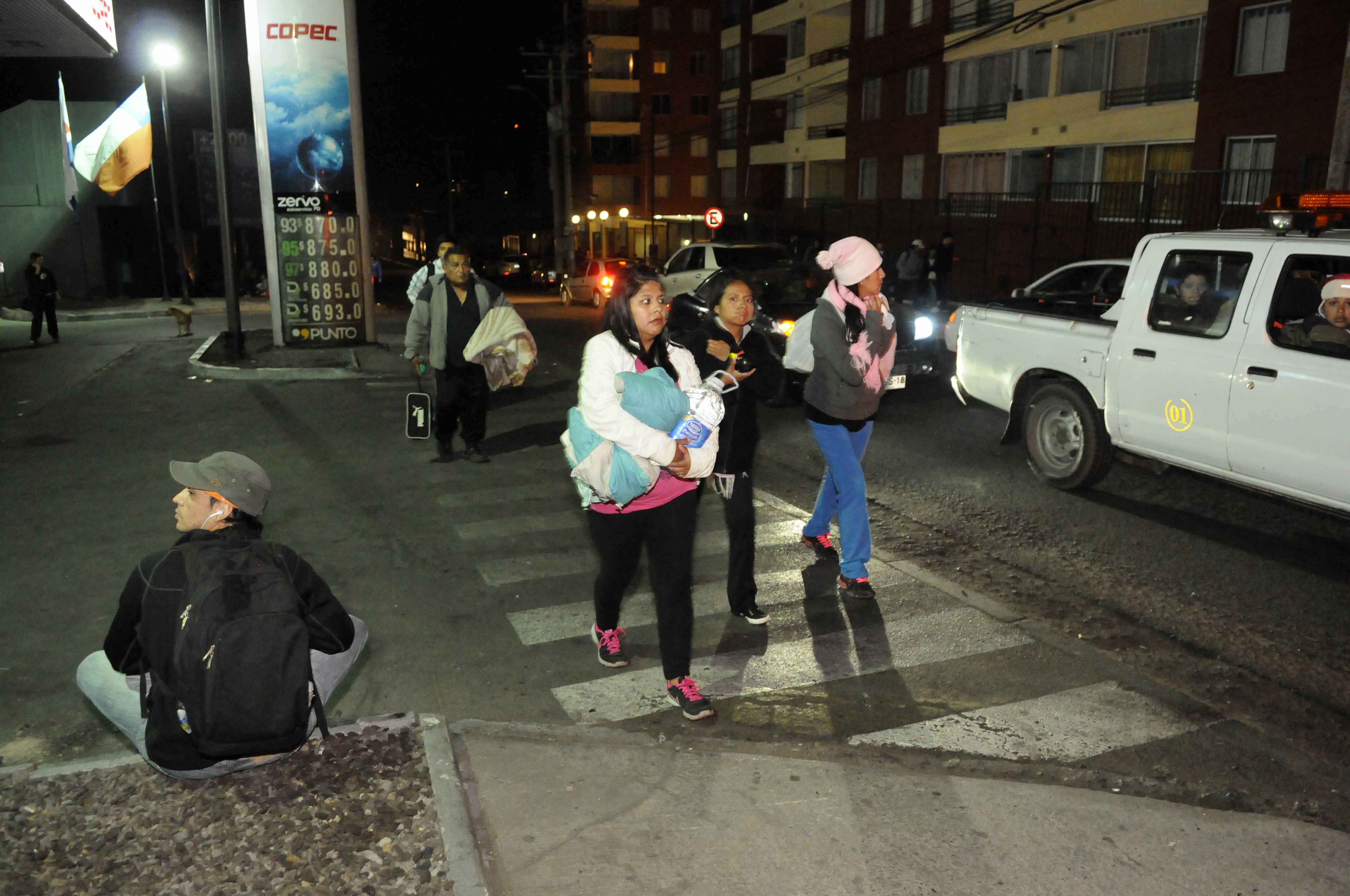 People evacuate their homes after a strong aftershock in Iquique, Chile (Photo: AP) People evacuate their homes after a strong aftershock in Iquique, Chile (Photo: AP)